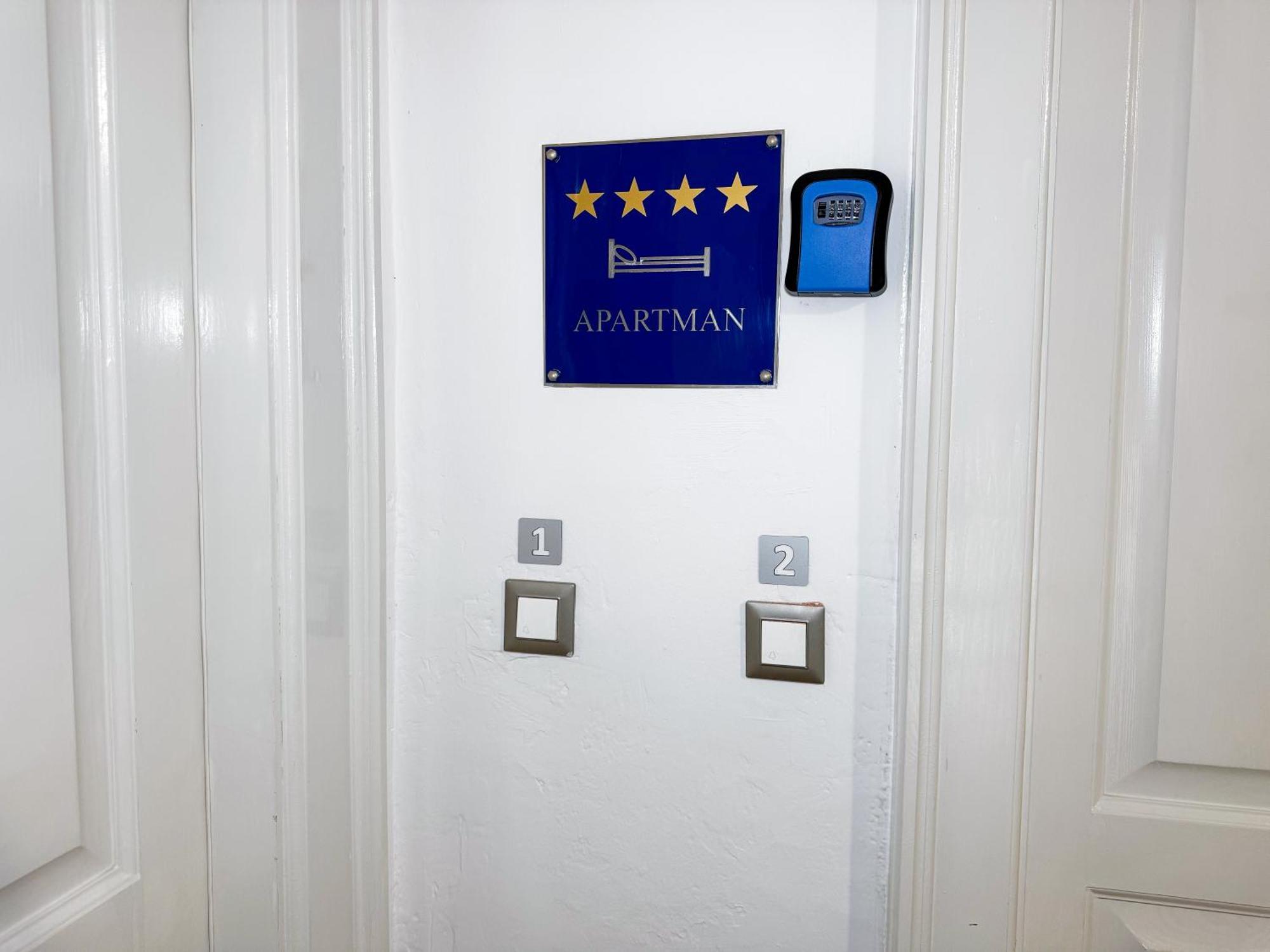 Lovro & Lena Apartma *